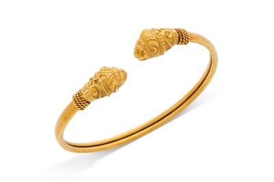 un bracelet en or orné de deux têtes de lion