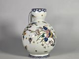 un vase blanc orné d'un motif floral