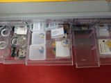 une boîte contenant tout un tas d'appareils électroniques