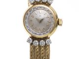 l'image d'une montre-bracelet de femme entourée d'une chaîne