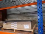une grande pile de bois posée sur une palette dans un entrepôt