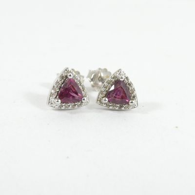une paire de boucles d'oreilles en saphir rose et diamants sur fond blanc