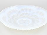 un bol en verre blanc orné d'un motif floral