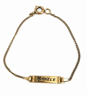 un bracelet en or sur lequel est gravé un prénom