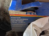 une boîte à outils posée par terre à côté d'un paquet de papier toilette
