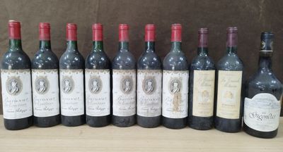 plusieurs bouteilles de vin sont alignées sur une table