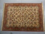 un tapis persan ancien à motifs floraux et franges