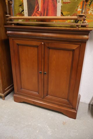 Buffet bas de style Louis-Philippe finition merisier ouvrant à de...