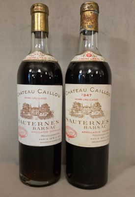 deux bouteilles de vin posées l'une à côté de l'autre sur une table
