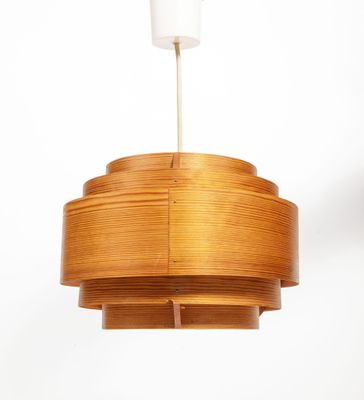 une photo d'un luminaire en bois suspendu au plafond