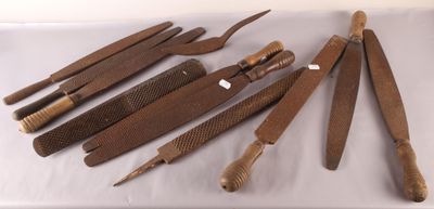 un grand nombre d'outils posés sur une table