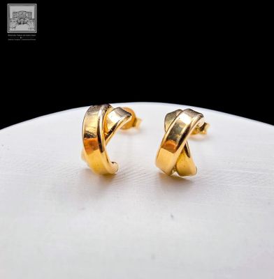une paire de boucles d'oreilles plaquées or jaune sur un fond blanc