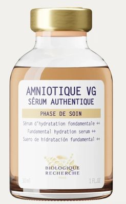 un gros plan d'un flacon de sérum sur fond blanc