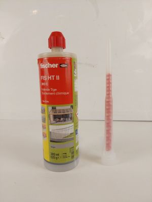 une bouteille de produit nettoyant posée à côté d'une brosse à dents sur une table