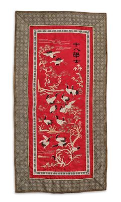 un tapis rouge orné d'oiseaux et de fleurs