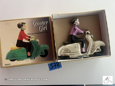 deux figurines représentant une femme au guidon d'un scooter