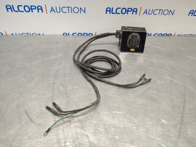 une photo d'un appareil électrique auquel sont raccordés des fils