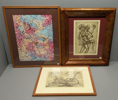deux photos encadrées d'un homme et d'une femme sur une table
