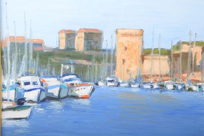 les nombreux bateaux qui se trouvent sur l'eau dans ce tableau
