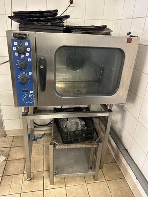 une image d'un four commercial dans une cuisine commerciale