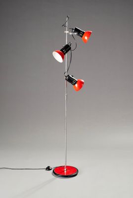 un lampadaire rouge et noir surmonté de trois lampes