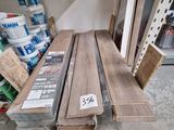 plusieurs morceaux de bois sont empilés les uns sur les autres dans un magasin