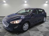 une Ford Fiesta bleue garée sur un sol en carrelage à damier