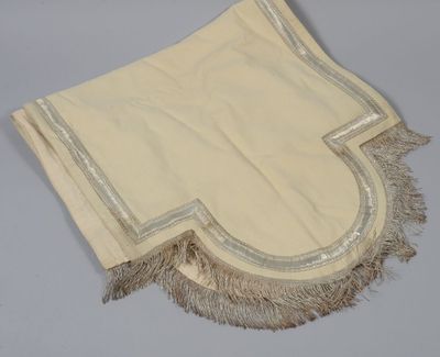 Nappe d'autel (?) en lainage beige, les extrémités cintrées …