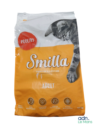 un sac de croquettes Smillaa pour chat sur fond blanc