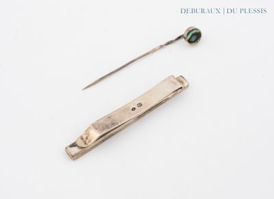 un petit morceau de métal d'où sort une aiguille