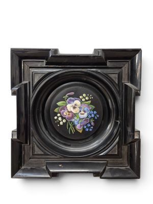 une photo représentant un bouquet de fleurs dans un cadre noir