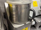 un mixeur posé sur le comptoir d'une cuisine