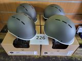 trois casques sont posés sur une boîte en carton posée sur une table
