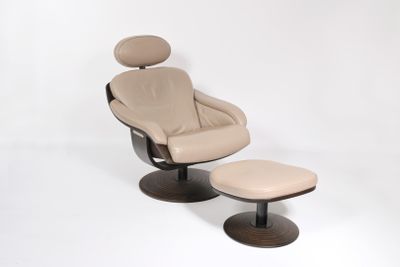 une chaise avec un repose-pieds devant un fond blanc