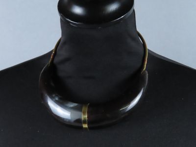un gros plan d'un collier sur un mannequin