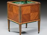 une petite table en bois avec un plateau en verre et des pieds