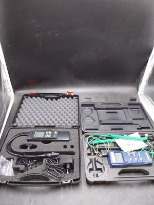 une valise qui contient tout un tas d'objets