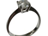 une image d'une bague en diamant sur fond blanc