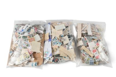 deux sachets remplis de timbres posés sur une surface blanche