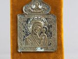 une icône en argent plaqué représentant la mère de Jésus, présentée dans un coffret en velours