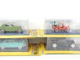trois petites voitures exposées dans une vitrine