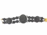 un gros plan d'un bracelet orné d'une pièce de monnaie