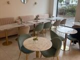 une salle avec beaucoup de tables et de chaises