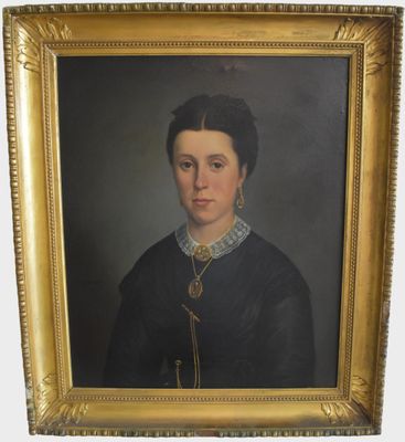 un tableau représentant une femme en robe noire, dans un cadre doré