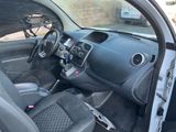 une voiture qui se trouve à l'arrière d'une autre voiture
