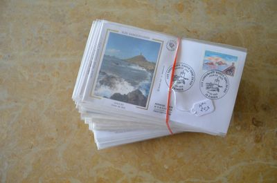 une pile de cartes postales posée sur une table