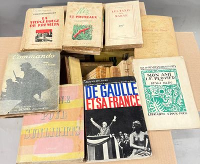 plusieurs livres sont empilés sur une table