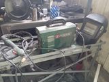 une photo d'un établi avec beaucoup d'outils dessus