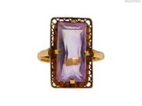 une image d'une bague sertie d'une pierre d'améthorate