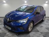 une voiture bleue garée dans un garage au sol en damier